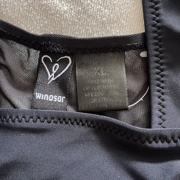 Windsor One-piece - Picture 2 of 5